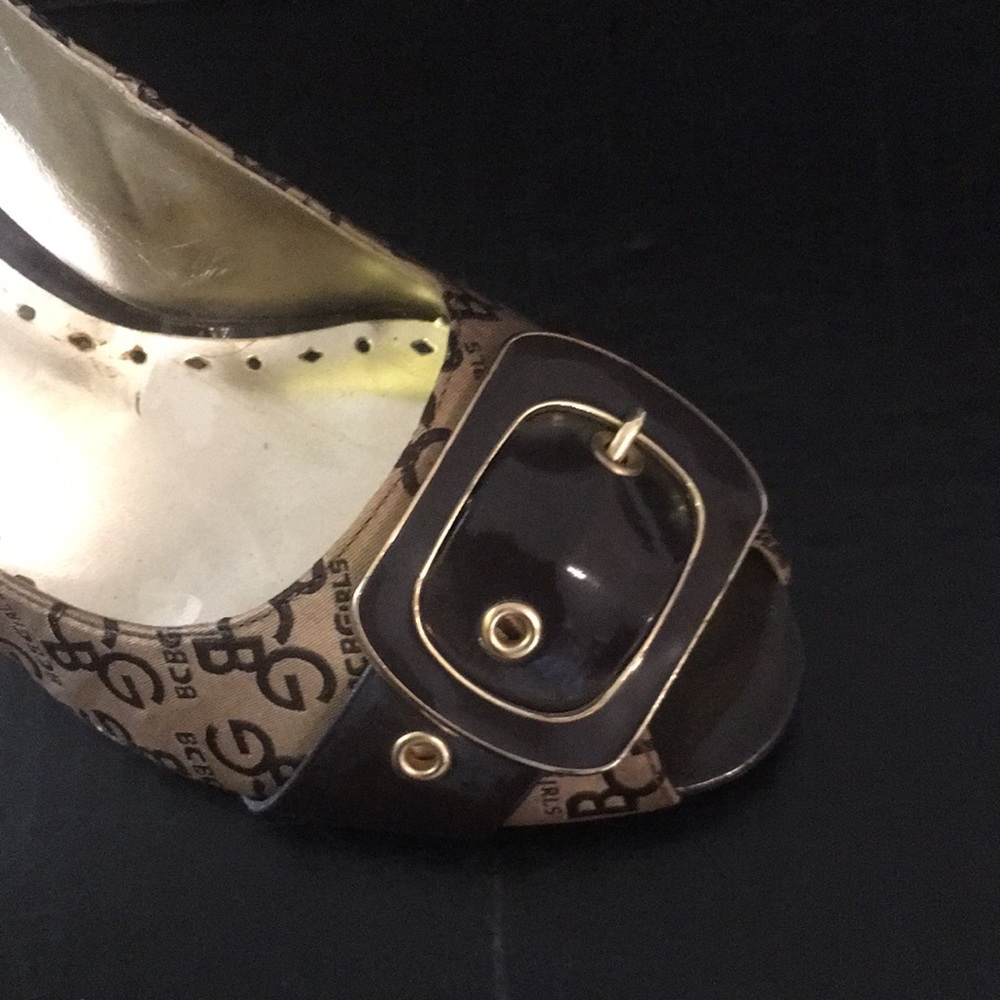 New old stock BCBG monogram brown buckle shoes - Picture 2 of 4